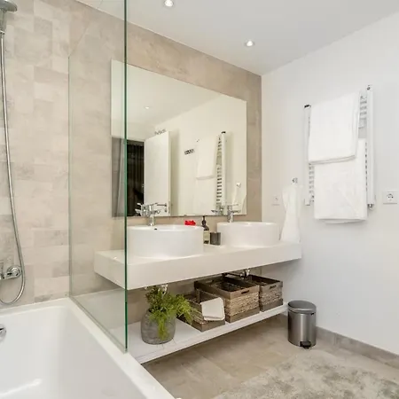 Inf2.6f - Modern And Bright *